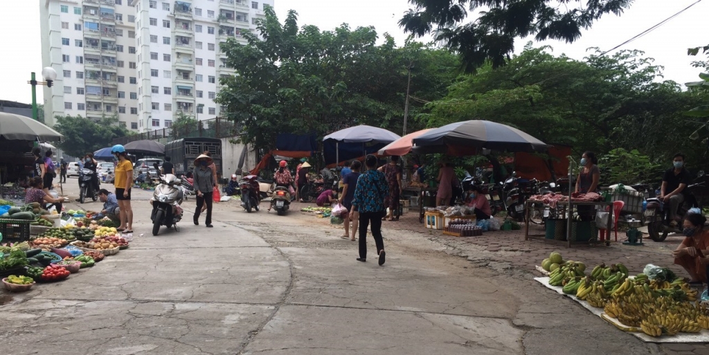 Chợ tạm trong khu đô thị Pháp Vân, quận Hoàng Mai ngày 9/10