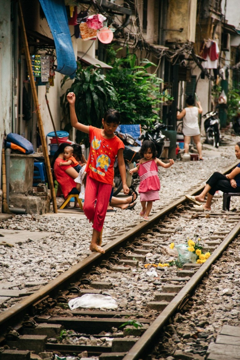 Bài 2: Cuộc sống "bên cạnh tử thần" của người dân xóm đường tàu giữa lòng Hà Nội