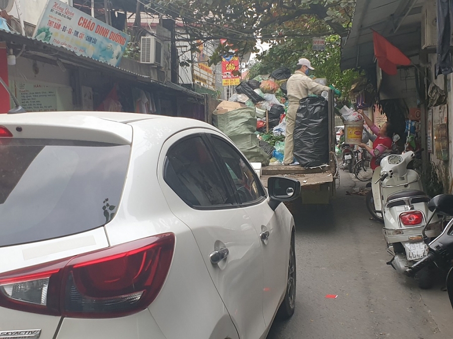 Phường Sài Đồng, quận Long Biên: Xe thu gom rác hoạt động vào giờ cao điểm gây ùn tắc giao thông