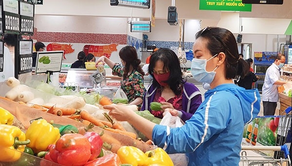 Người dân mua sắm tại siêu thị Co.op Mart