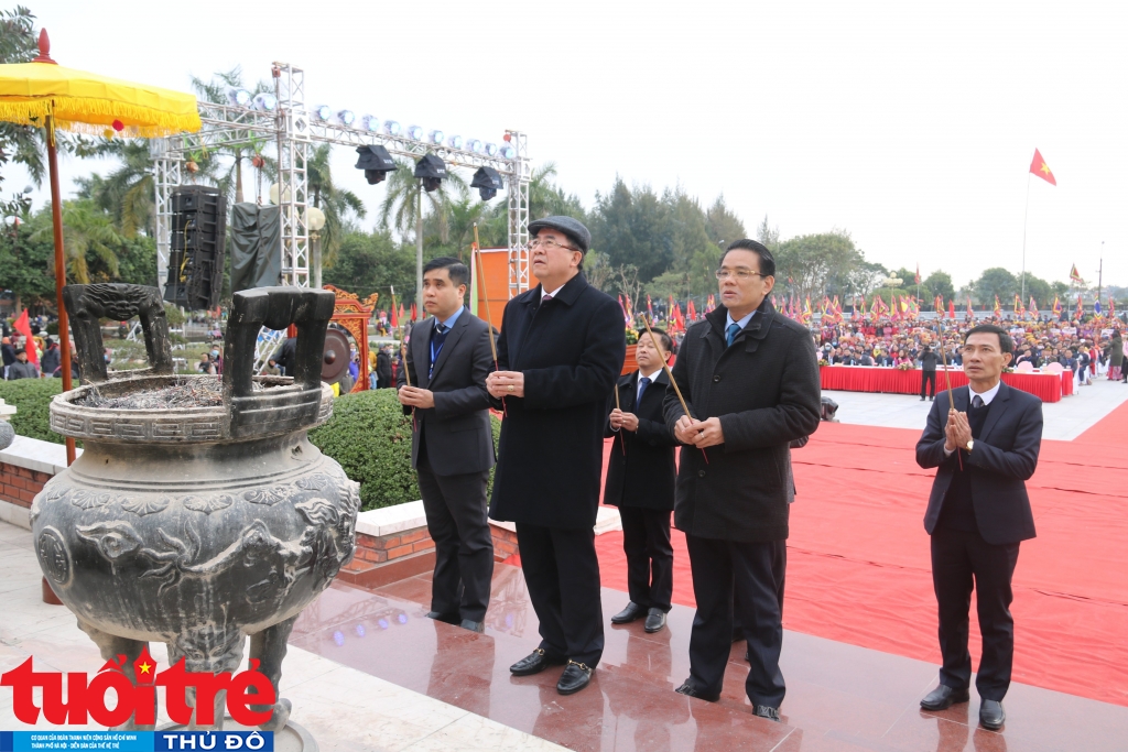 Ông Lê Khắc Nam - Phó chủ tịch UBND thành phố Hải Phòng và lãnh đạo Huyện uỷ, UBND huyện Vĩnh Bảo dâng hương 