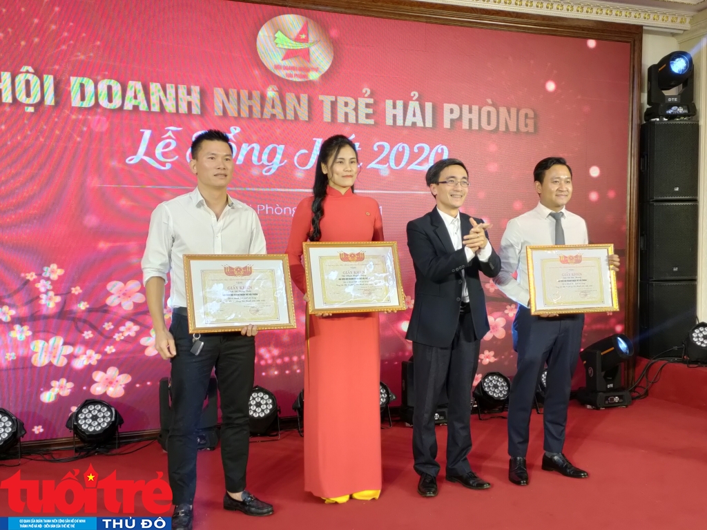 Đồng chí Đào Phú Thuỳ Dương - Bí thư Thành đoàn Hải Phòng tặng bằng khen của Hội liên hiệp thanh niên Thành phố cho 3 Doanh nghiệp Hội viên