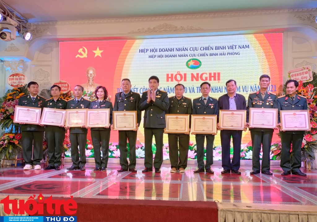 Các cá nhân là Hội viên Hiệp hội DN CCB Hải Phòng được tặng Bằng khen của Hiệp hội DN CCB Việt Nam