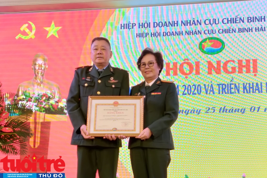 Bà Nguyễn Thị Bảo Hiền - Phó Chủ tịch Hiệp hội DN CCB Việt Nam trao Bằng khen cho Hiệp hội DN CCB Hải Phòng