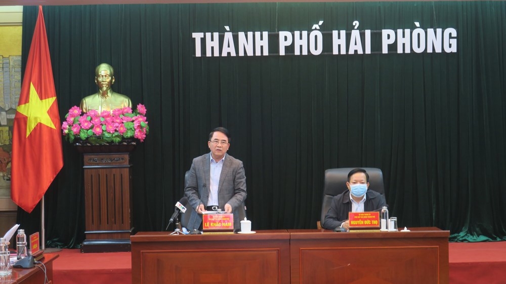Phó Chủ tịch UBND thành phố Hải Phòng, Lê Khắc Nam phát biểu tại buổi họp trực tuyến