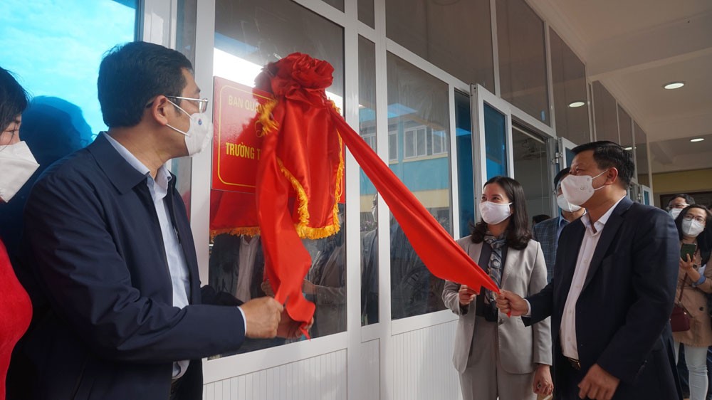 Đồng chí Lê Trung Kiên, Trưởng Ban Quản lý Khu Kinh tế Hải Phòng và lãnh đạo Sở Giáo dục và Đào tạo kéo băng khai trương phòng máy Trường THCS Trần Phú. Đồng chí Lê Trung Kiên, Trưởng Ban Quản lý Khu Kinh tế Hải Phòng và lãnh đạo Sở Giáo dục và Đào tạo kéo băng khai trương phòng máy Trường THCS Trần Phú.