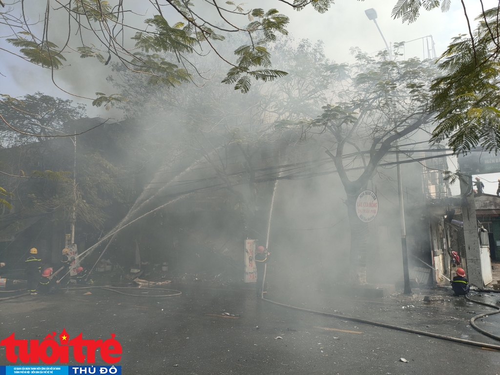 Ngọn lửa bao chùm mặt tiền khu vực nhà hàng, karaoke MJM đã được các chiến sĩ cảnh sát PCCC dập tắt