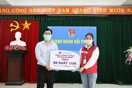 Đồng chí Nguyễn Quang Diện - Phó Bí thư Thành đoàn, Phó chủ tịch Hội LHTN Việt Nam thành phố Hải Phòng nhận biển tượng trưng từ Công ty LG Display Việt Nam Hải Phòng.