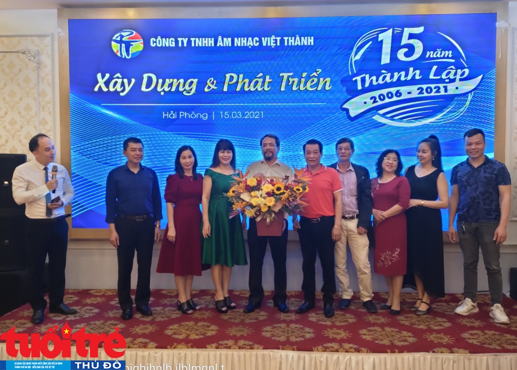 Các cổ đông Công ty tặng hoa tri ân Chủ tịch HĐQT, Giám đốc Công ty Phạm Tuyên, người đã có công gây dựng và tạo lên thương hiệu Âm nhạc Việt Thành