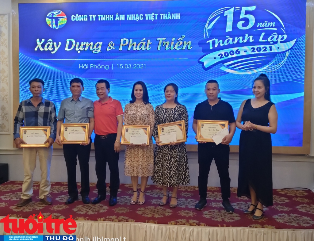 Trưởng các bộ phận Phòng, ban của Công ty Âm nhạc Việt Thành có thành tích xuất sắc được lãnh đạo Doanh nghiệp tặng giấy khen nhân kỷ niệm 15 năm thành lập 