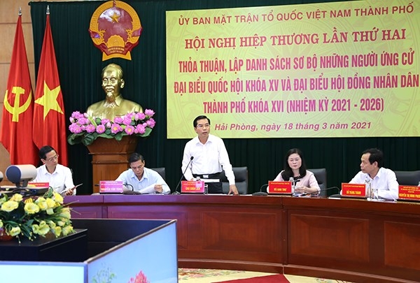 Chủ tịch  MTTQ Việt Nam thành phố Cao Xuân Liên điều hành thảo luận tại Hội nghị