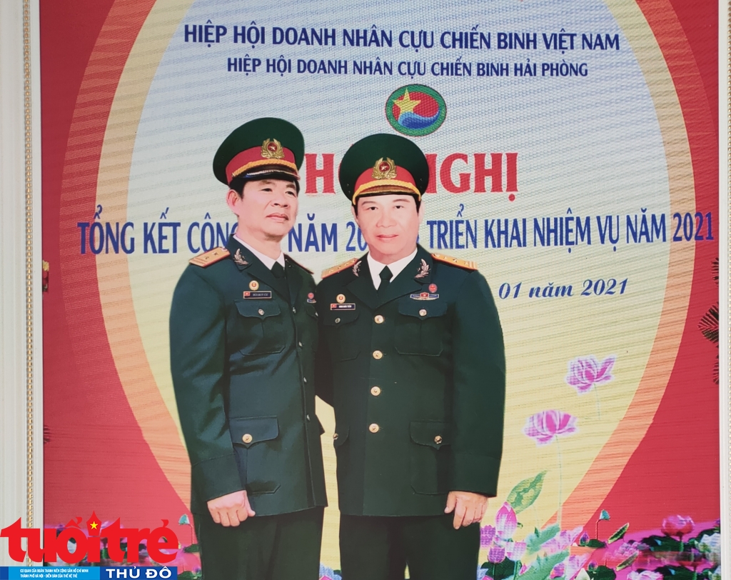 Doanh nhân Ninh Hoài Thắm (Bên trái) được Lãnh đạo Hiệp hội Doanh nghiệp Cựu chiến binh Hải Phòng vinh danh trong Hội nghị tổng kết cuối năm 2020 