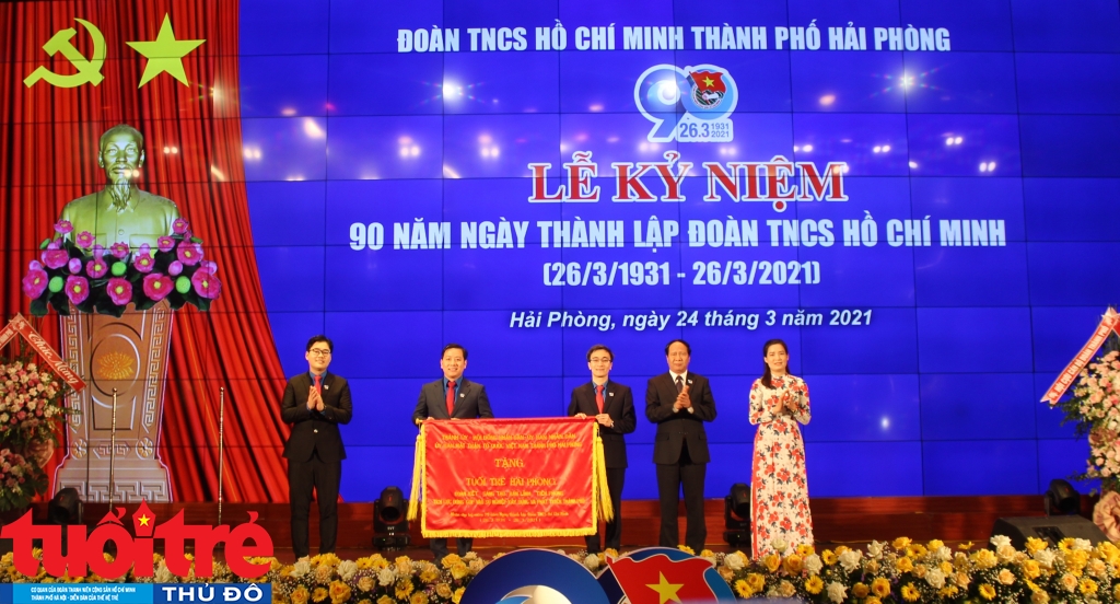 Đồng chí Lê Văn Thành, Bí thư Thành ủy, Chủ tịch HĐND thành phố trao bức trướng của Thành ủy, HĐND, UBND, Ủy ban MTTQ Việt Nam thành phố cho Thành đoàn Hải Phòng
