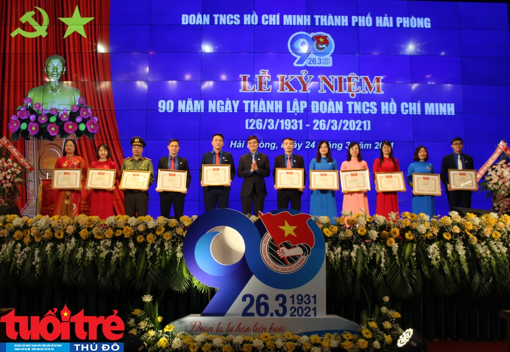 Đồng chí Bùi Quang Huy, Bí thư Thường trực Trung ương Đoàn trao Bằng khen của Trung ương Đoàn cho các tập thể