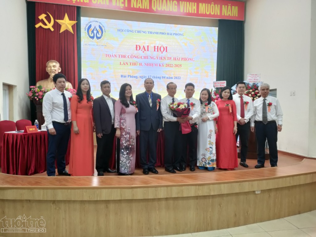 Tiến sĩ Nguyễn Huy Vĩnh - Phó chủ tịch Hội Công chứng viên Việt Nam tặng hoa, chúc mừng Ban chấp hành Hội Công chứng viên Hải Phòng nhiệm kỳ II (2022-2025)