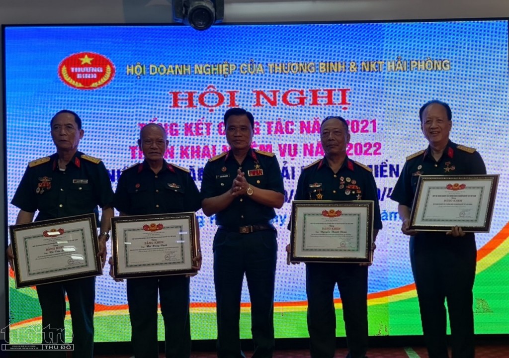 4 Doanh nghiệp tiêu biẻu được Hiệp hội DN của TB&NKT Việt Nam tặng bằng khen