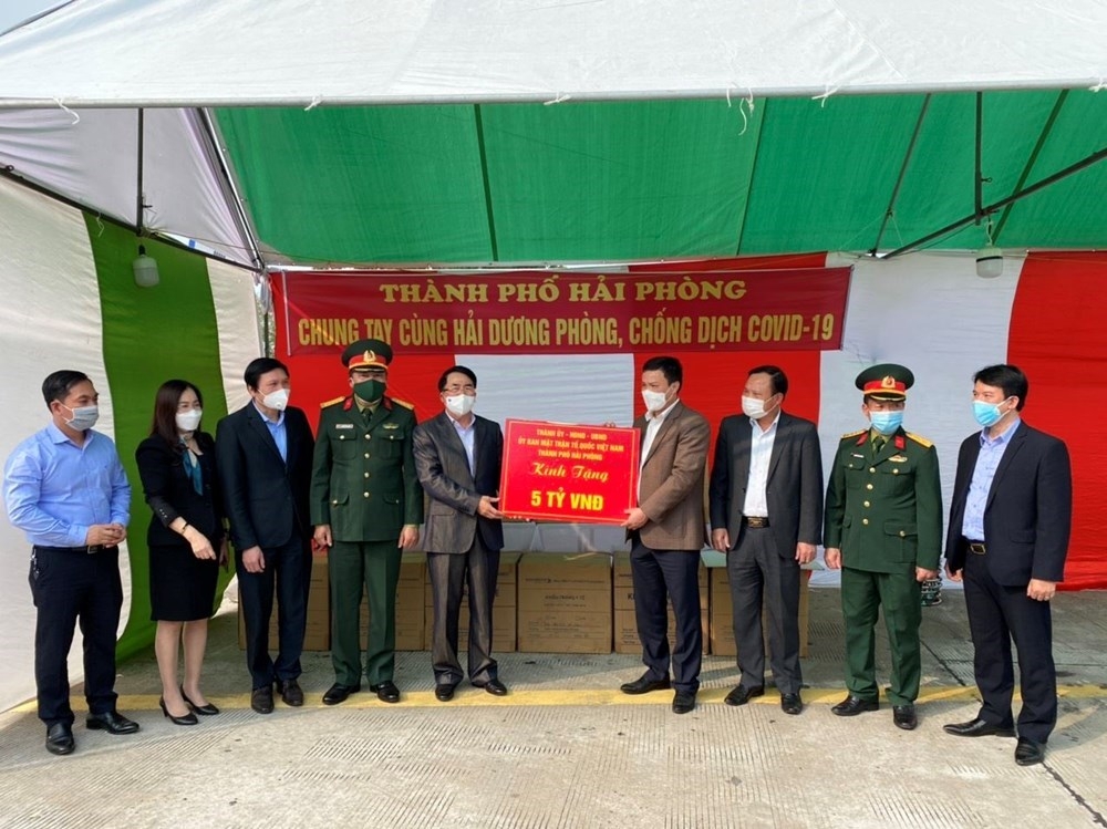 Ban Thường vụ Thành ủy Hải Phòng hỗ trợ tỉnh Hải Dương 5 tỷ đồng và 500.000 khẩu trang y tế hồi tháng 2/2021 - Ảnh: Haiphong.gov.vn