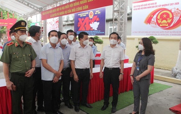 Ông Trần Lưu Quang, Bí thư Thành ủy Hải Phòng kiểm tra tại khu vực bỏ phiếu số 1, thị trấn An Lão, huyện An Lão  - Haiphong.gov.vn