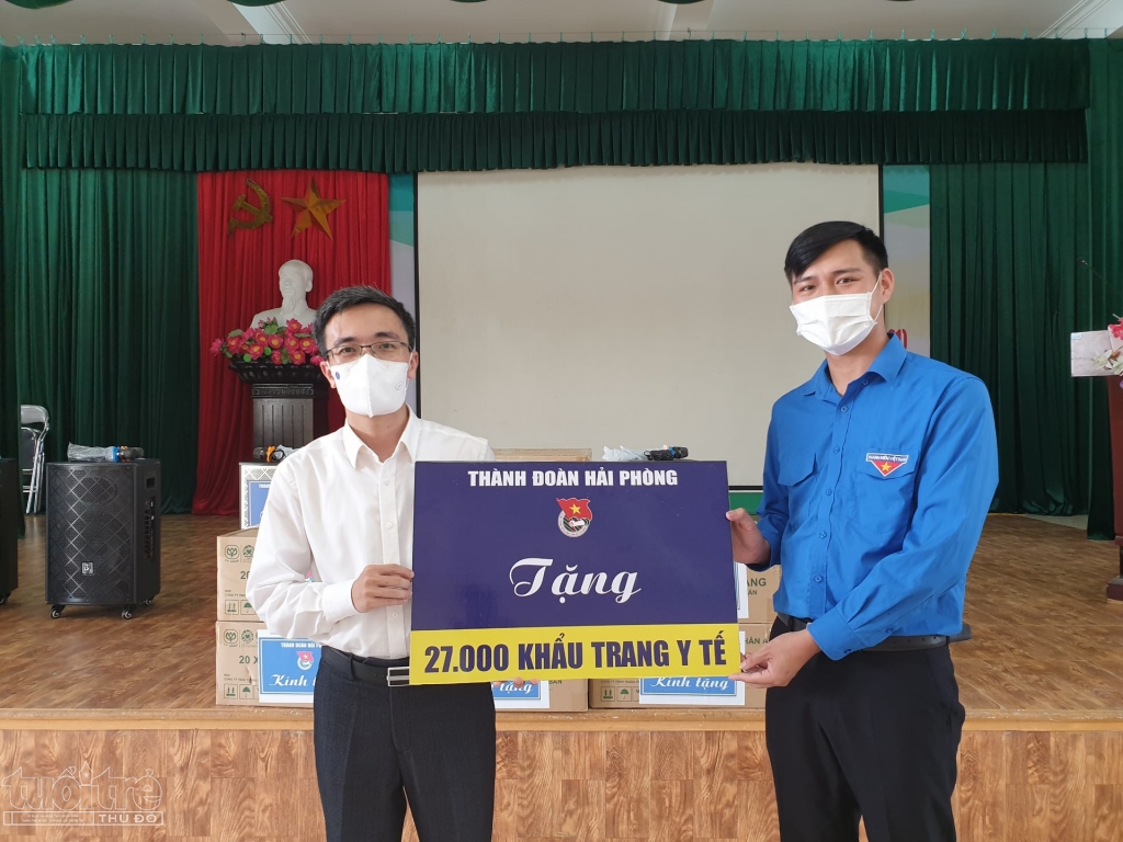 Anh  Đào Phú Thùy Dương tặng huyện Đoàn Vĩnh Bảo 27.000 khẩu trang y tế