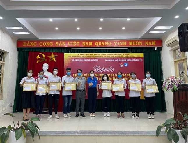 Ban Tổ chức trao giải cho những thí sinh xuất sắc tại cuộc thi