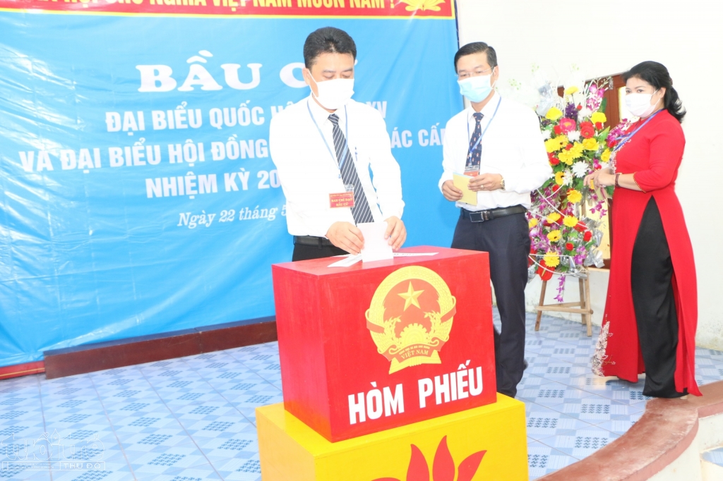 Cử tri tiến hành bỏ phiếu