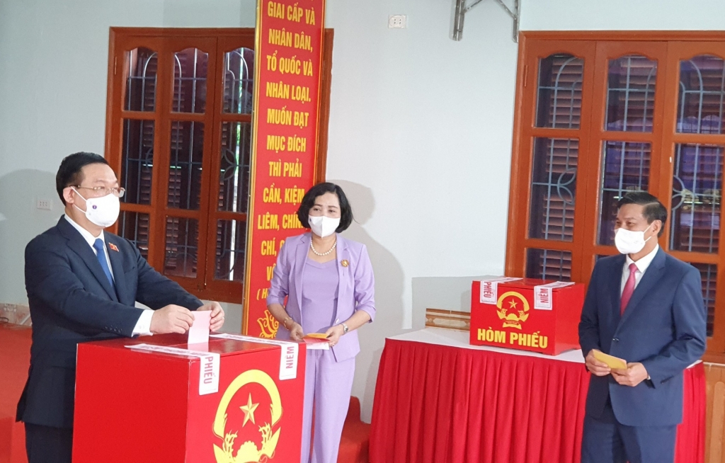 Chủ tịch Quốc hội bỏ phiếu tại  khu vực bỏ phiếu số 1, thị trấn An Lão, huyện An Lão, thành phố Hải Phòng