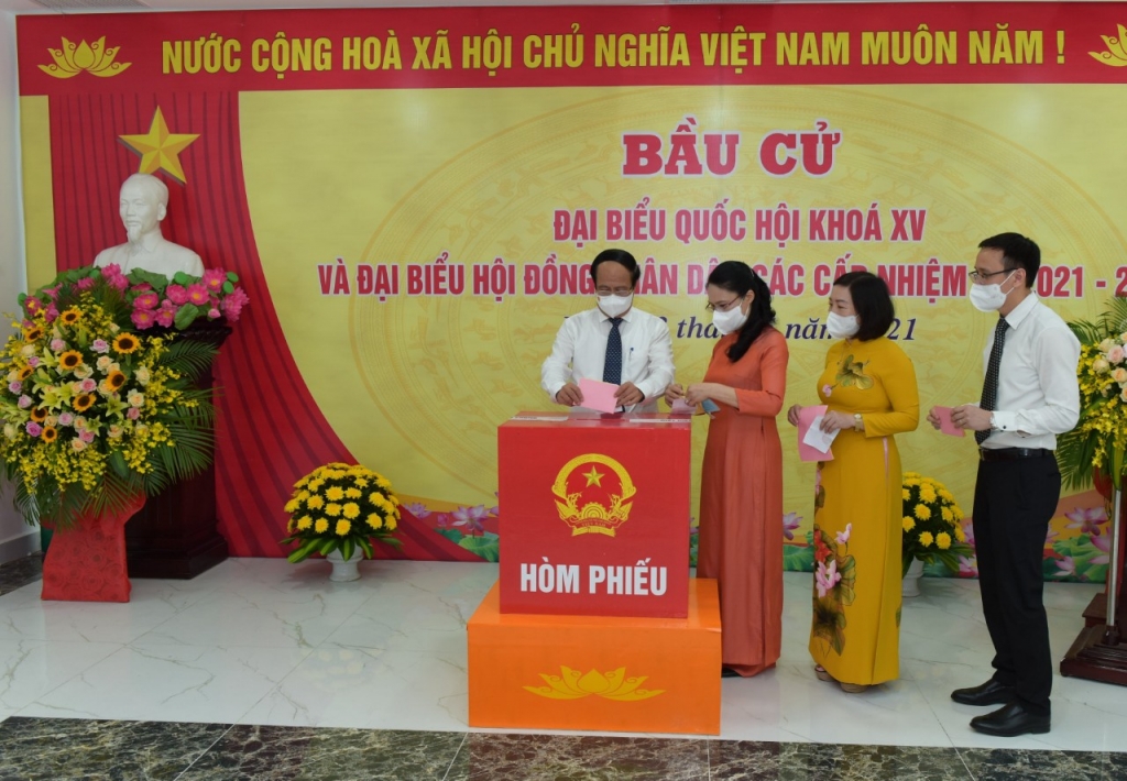 Phó Thủ tướng Chính phủ Lê Văn Thành bỏ phiếu bầu cử tại  Khu vực bỏ phiếu số 1, phường Đồng Quốc Bình (quận Ngô Quyền, thành phố Hải Phòng)