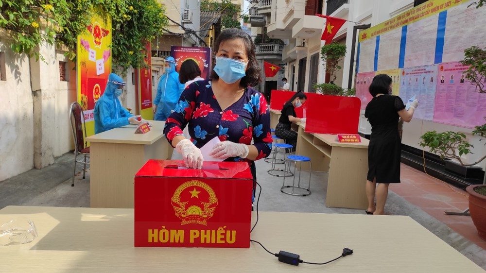 Cử tri tại ngõ 10 Phan Chu Trinh tham gia bỏ phiếu - Ảnh: Haiphong.gov.vn