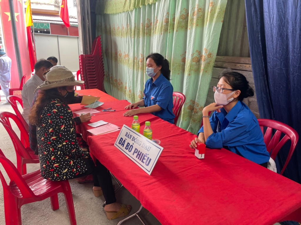 Đoàn viên thanh niên quận Dương Kinh (thành phố Hải Phòng) tích cực hỗ trợ tổ bầu cử