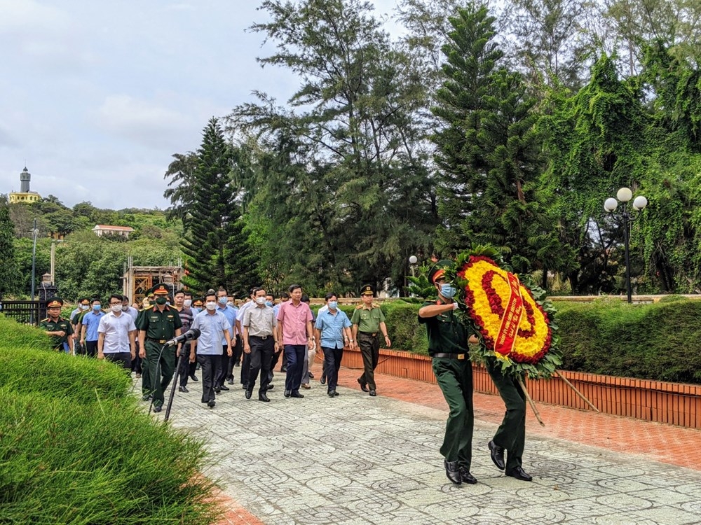 Đoàn đã đến dâng hương, đặt vòng hoa tại Nghĩa trang Liệt sỹ huyện đảo Bạch Long Vỹ - Haiphong.gov.vn