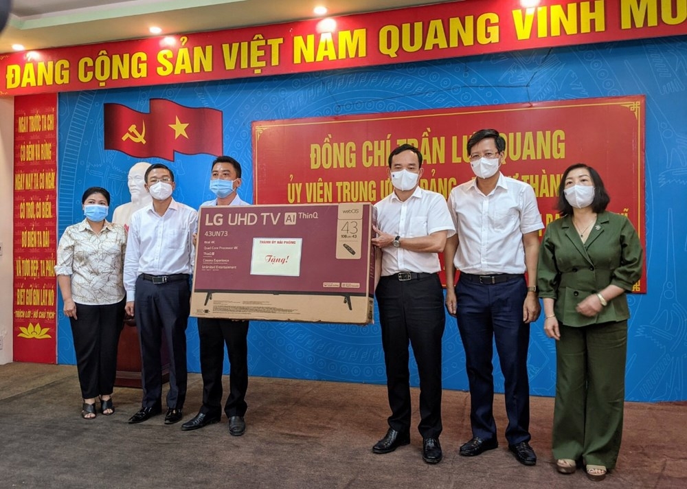 Lãnh đạo thành phố Hải Phòng tặng quà cho huyện Bạch Long Vỹ - Ảnh: Haiphong.gov.vn