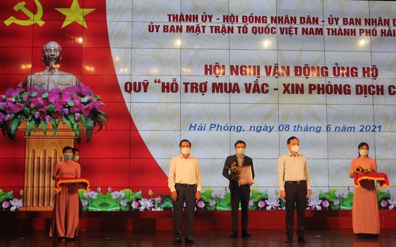 Công ty CP Tập đoàn phát triển hạ tầng và bất động sản Việt Nam ủng hộ 100 tỷ đồng