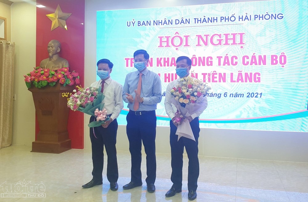 Phó Chủ tịch Thường trực UBND thành phố Hải Phòng, Lê Anh Quân tặng hoa, chúc mừng các ông Lương Văn Công và Nguyễn Ngọc Huy   