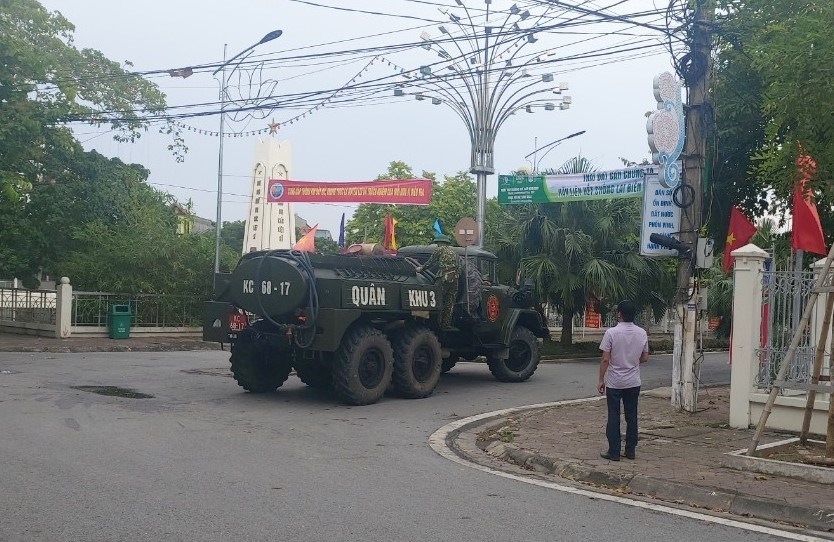 Lực lượng chức năng phun khử trùng tại huyện Vĩnh Bảo - Haiphong.gov.vn