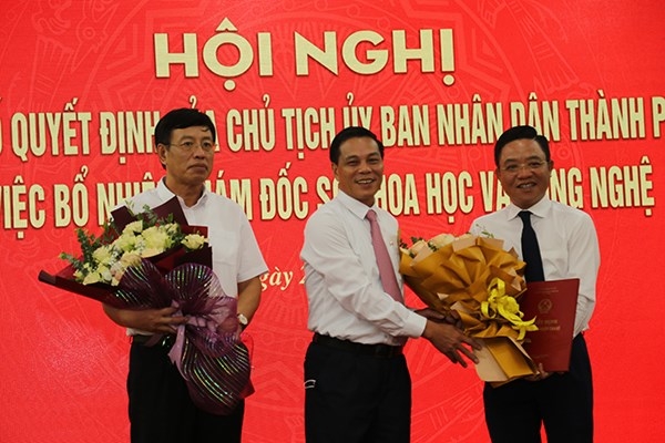 Chủ tịch UBND thành phố Hải Phòng, Nguyễn Văn Tùng trao Quyết định bổ nhiệm và tặng hoa chúc mừng tại hội nghị - Haiphong.gov.vn