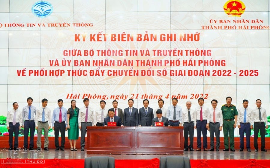 Thứ trưởng Bộ TT&TT Nguyễn Huy Dũng và Phó Chủ tịch Hoàng Minh Cường ký kết hợp tác