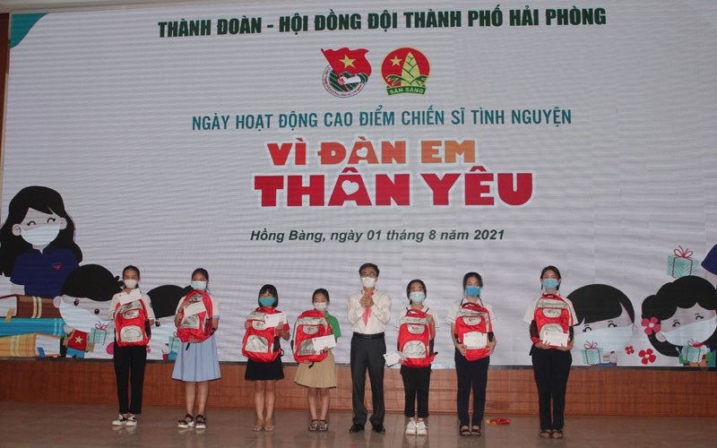 Bí thư Thành Đoàn Hải Phòng- Đào Phú Thùy Dương tặng quà cho thiếu nhi có thành tích xuất sắc trong công tác xây dựng Đội