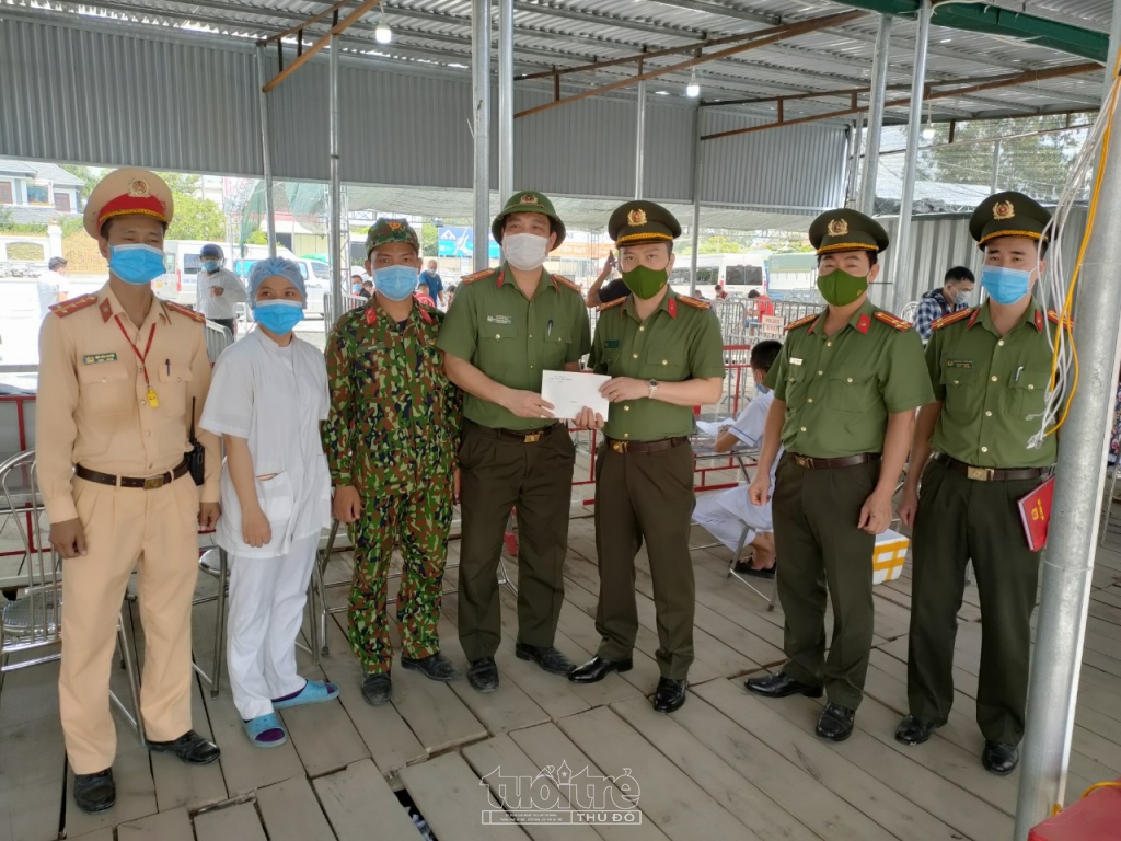 Thượng tá Lê Trung Sơn - Phó Giám đốc CATP Hải Phòng tặng thưởng cho CBCS chốt Cầu Nghìn