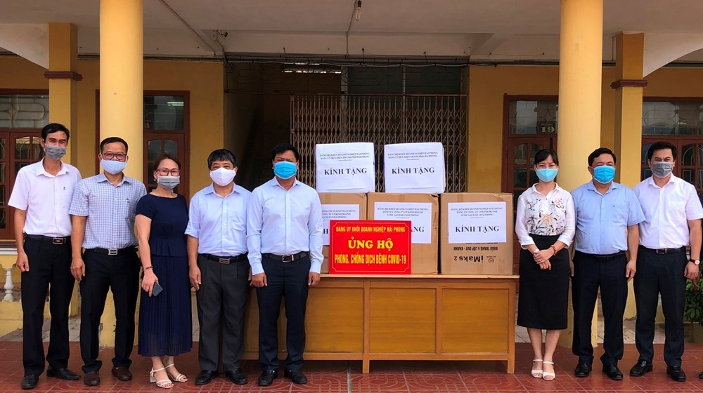 Đảng ủy Khối doanh nghiệp Hải Phòng ủng hộ khẩu trang cho các trường học trên địa bàn huyện An Dương (Ảnh - Haiphong.gov.vn)