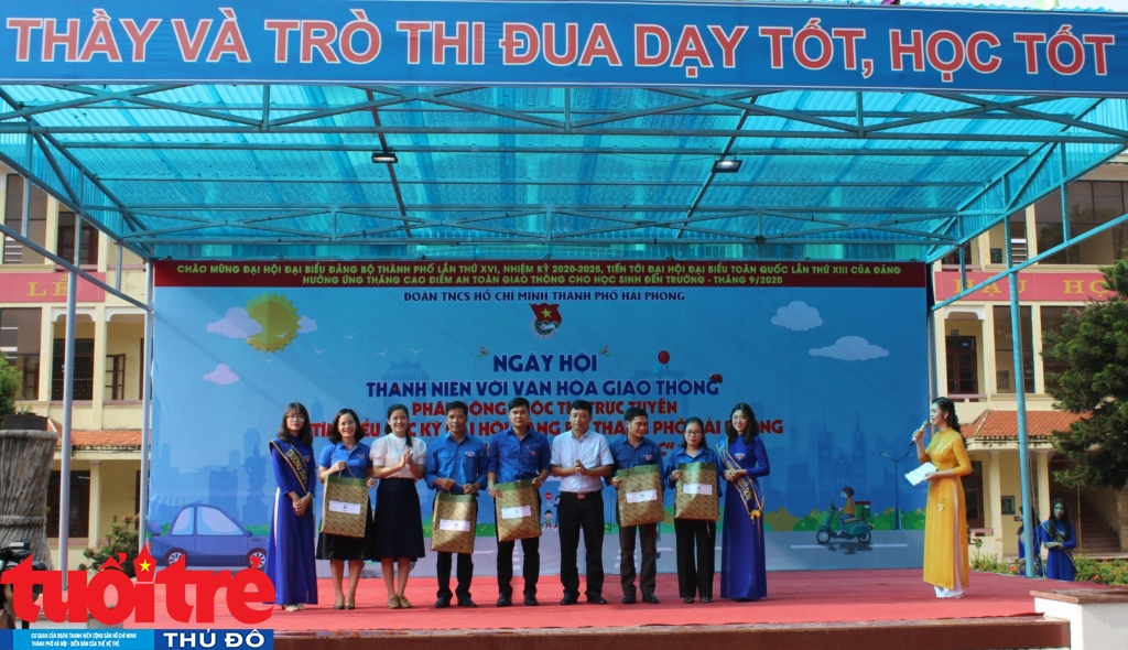 Lãnh đạo Thành đoàn Hải Phòng và Sở GTVT Hải Phòng trao quà cho các mô hình “Cổng trường an toàn giao thông”