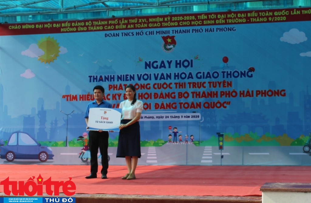 Phó Bí thư Thành đoàn Hải Phòng, Chủ tịch Hội Sinh viên Việt Nam thành phố trao tặng tủ sách xanh cho Quận đoàn Hải An