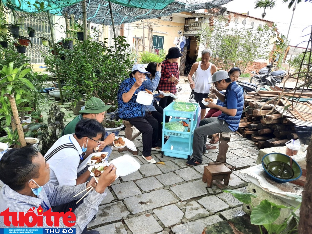 Các tổ hỗ trợ di chuyển đồ đạc cho các hộ dân phải GPMB, dùng bữa trưa ngày trên công trường