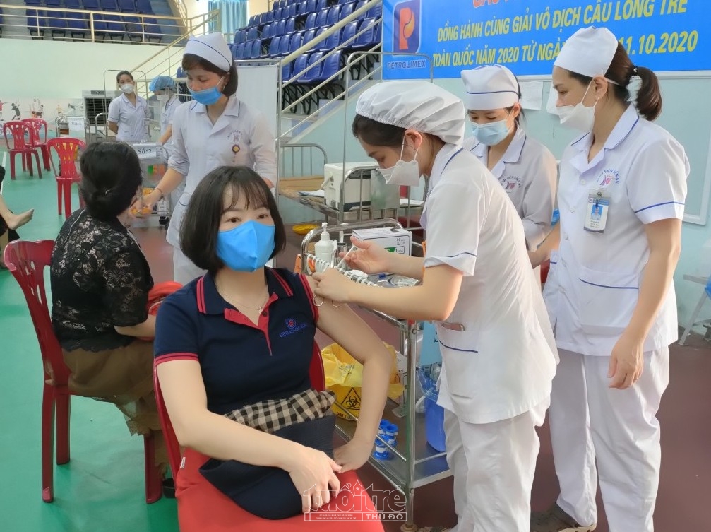Các nhân viên Bệnh viện Kiến An triển khai tiêm vắc-xin phòng dịch cho nhân dân trên địa bàn