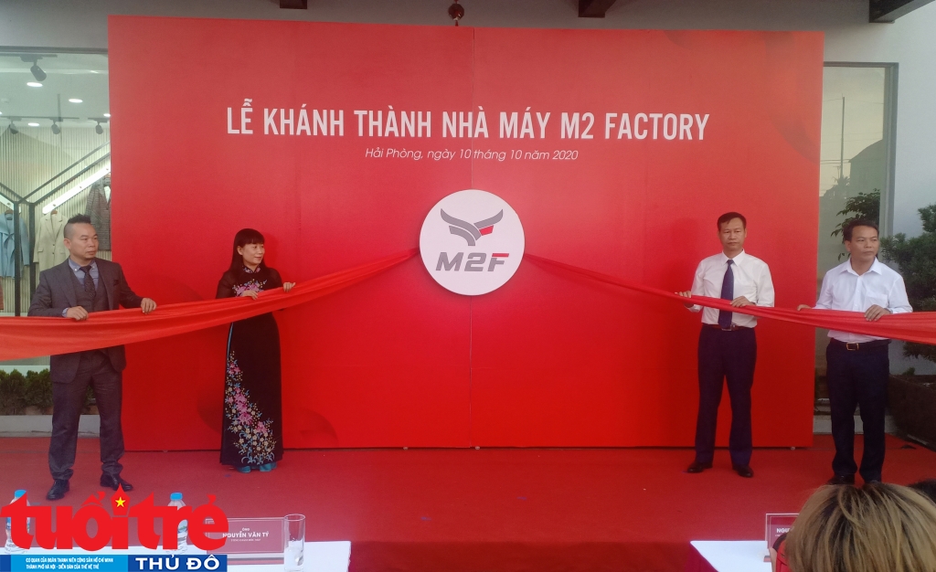 Các đại biểu cắt băng khánh thành Nhà máy M2 Factory