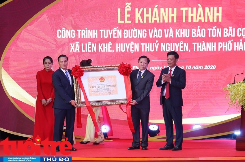 Chủ tịch UBND thành phố Nguyễn Văn Tùng trao Bằng xếp hạng Di tích thành phố đối với Di tích khảo cổ - lịch sử Bãi cọc Cao Quỳ.