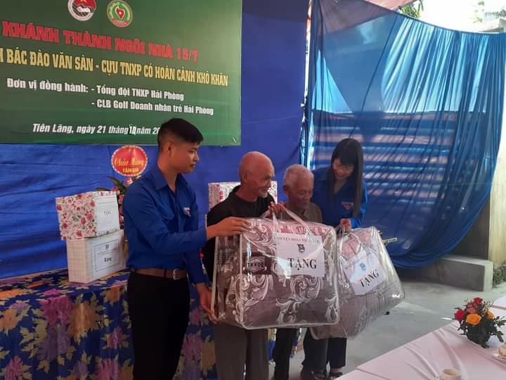 Các tổ chức, đơn vị tặng quà cho gia đình ông Đào Văn Sàn