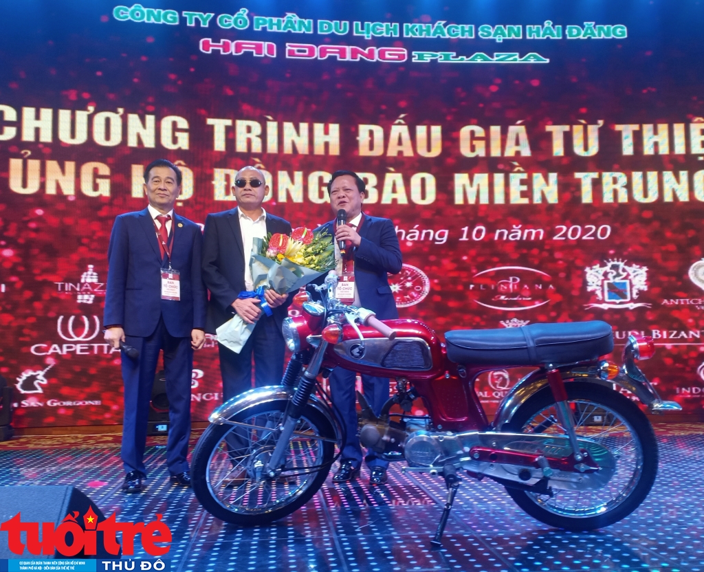 Lãnh đạo Hải Đăng Plaza đã trao chiếc xem máy HonDa 67 cho doanh nhân Nguyễn Ngọc Thạch, trúng đấu giá 175 triệu đồng