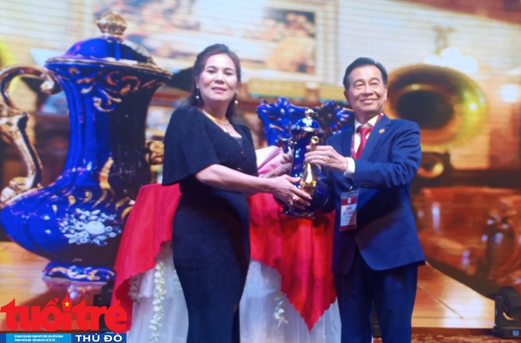 Ông Nguyễn Trung Tuyến - Tổng giám đốc Hải Đăng Plaza trao bộ bình trà Bá Tước cho doanh nhân Thuỷ đến từ Nam Định, trúng đấu giá 107 triệu đồng