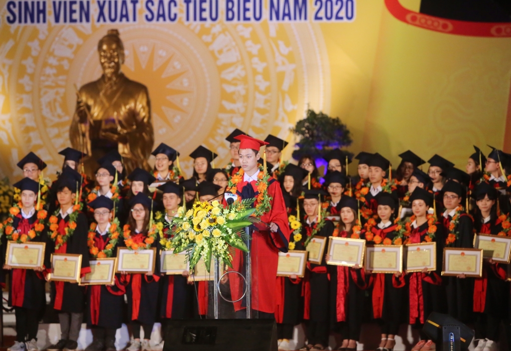 Lý Hải Đăng - học sinh lớp 12 chuyên Hóa Trường THPT chuyên Trần Phú phát biểu cảm ơn sự quan tâm của Thành uỷ, UBND TP và ngành giáo dục