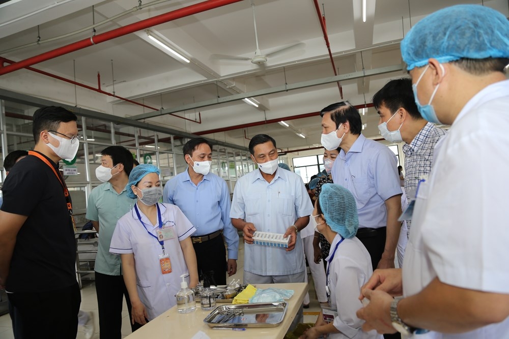 Chủ tịch UBND TP Hải Phòng Nguyễn Văn Tùng kiểm tra công tác tiêm vắc-xin tại Khu công nghiệp Vsip Hải Phòng